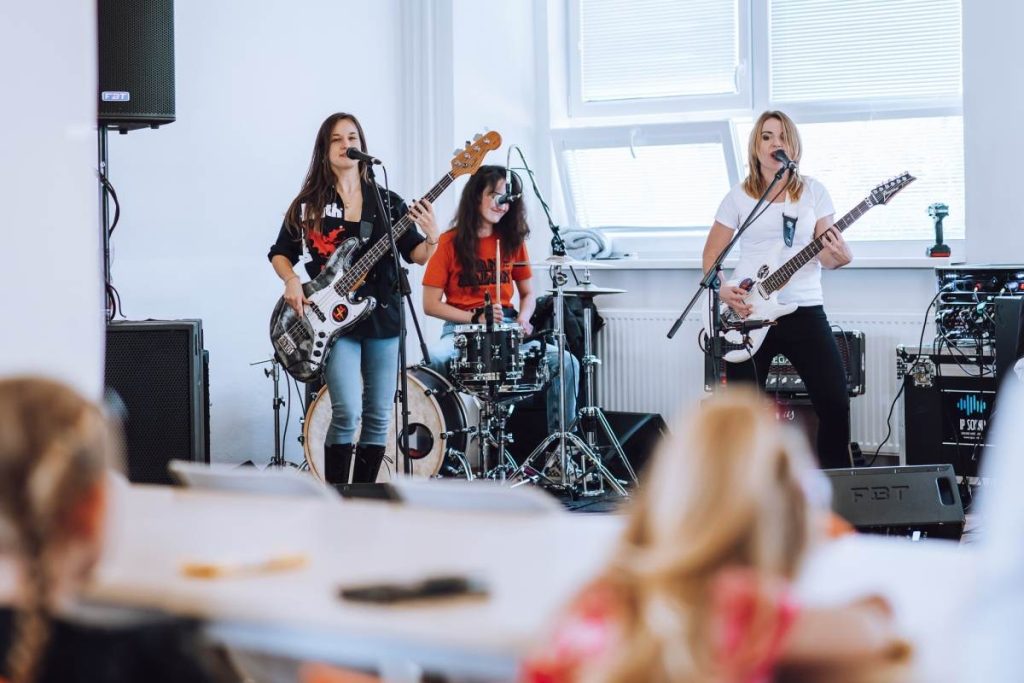 Dievčenská skupina Poison Candy na Dni dievčat v Duálke