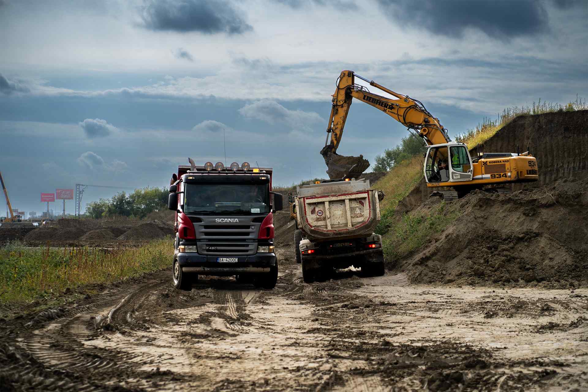 Stavebná mašinéria na rozširovaní D1. Desiatky mechanizmov pripravujú násypy