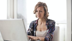 zena za pocitacom notebookom