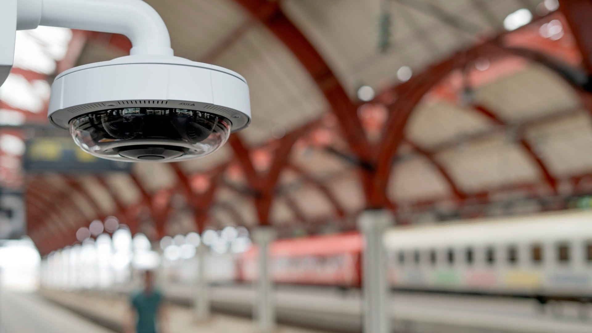 Axis má nové multisenzorové kamery s umelou inteligenciou. Dokážu pokryť aj široké plochy v rozlíšení až 4×4K