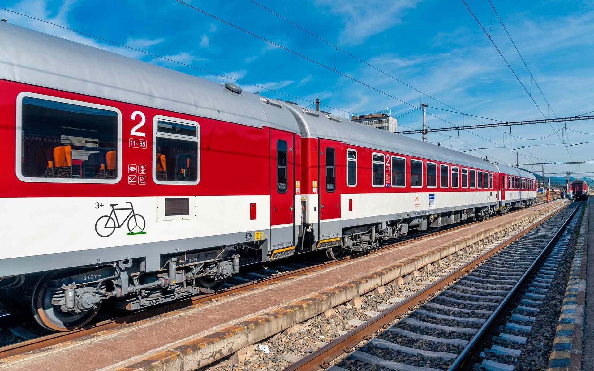 52 nových a modernizovaných vozňov už vozí cestujúcich na východnom a strednom Slovensku