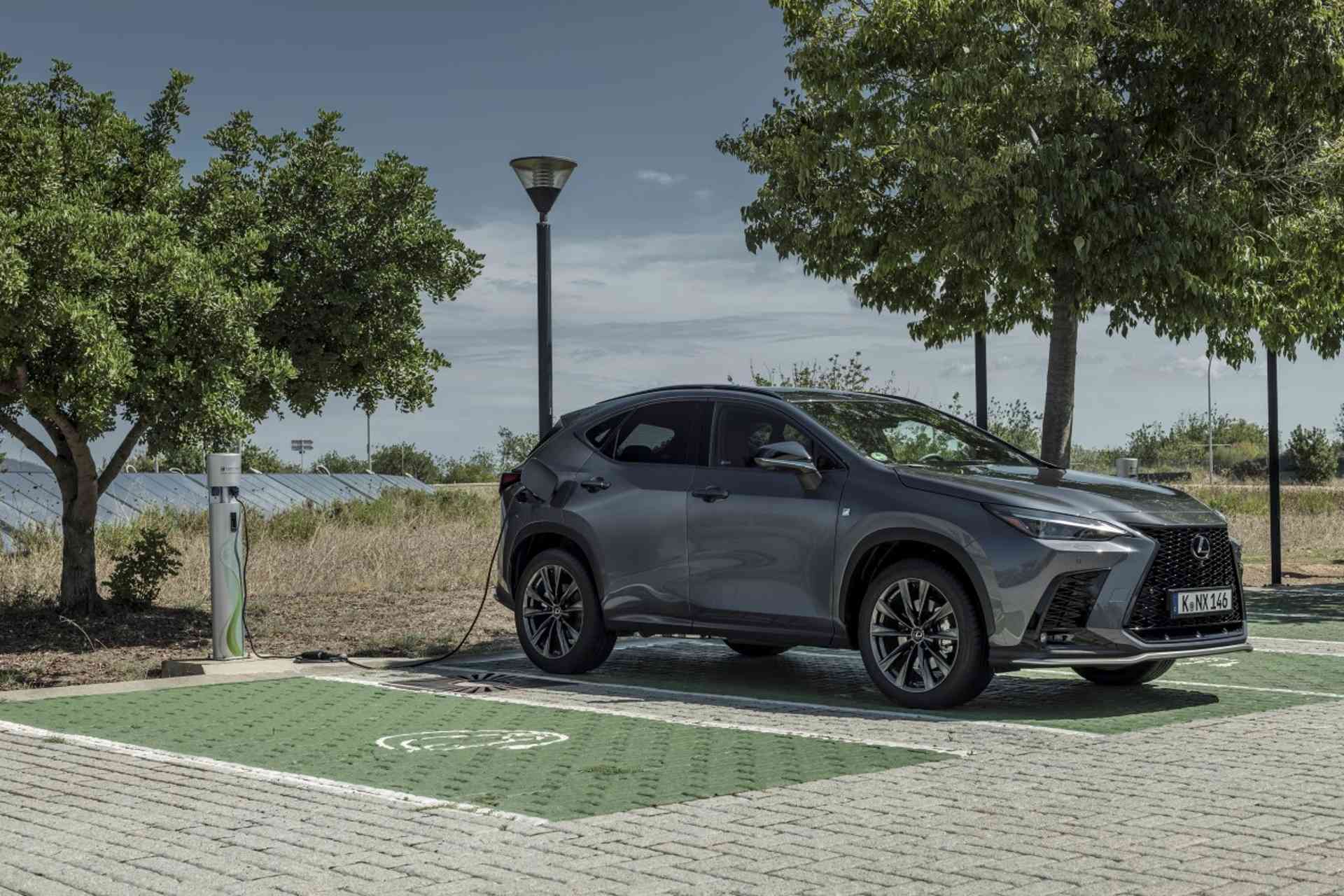 Lexus NX 450H+ opäť s titulom najlepšie veľké plug-in SUV
