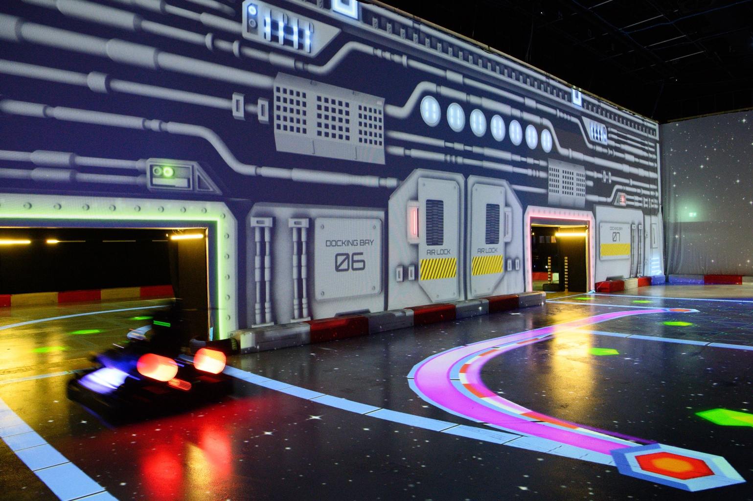 Projektory Panasonic poskytujú pohlcujúci zážitok z motokár