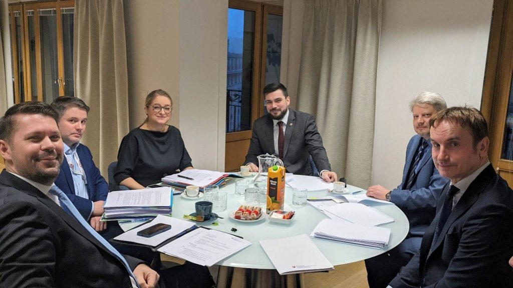 Zľava Radoslav Repa, Marek Čanecký, Mária Malová, Ivan Ivančin, Anton Jelenčiak, Anton Smitka