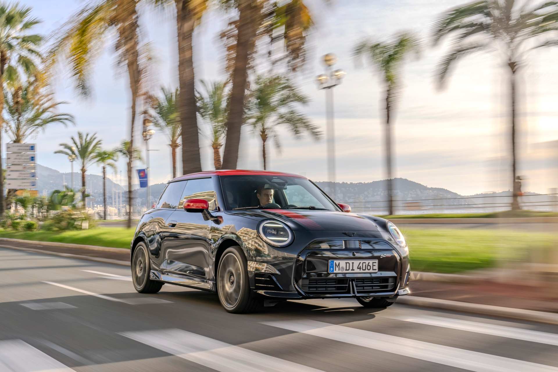 Plne elektrické a so športovým vzhľadom: Nové MINI Cooper SE vo výbave JCW
