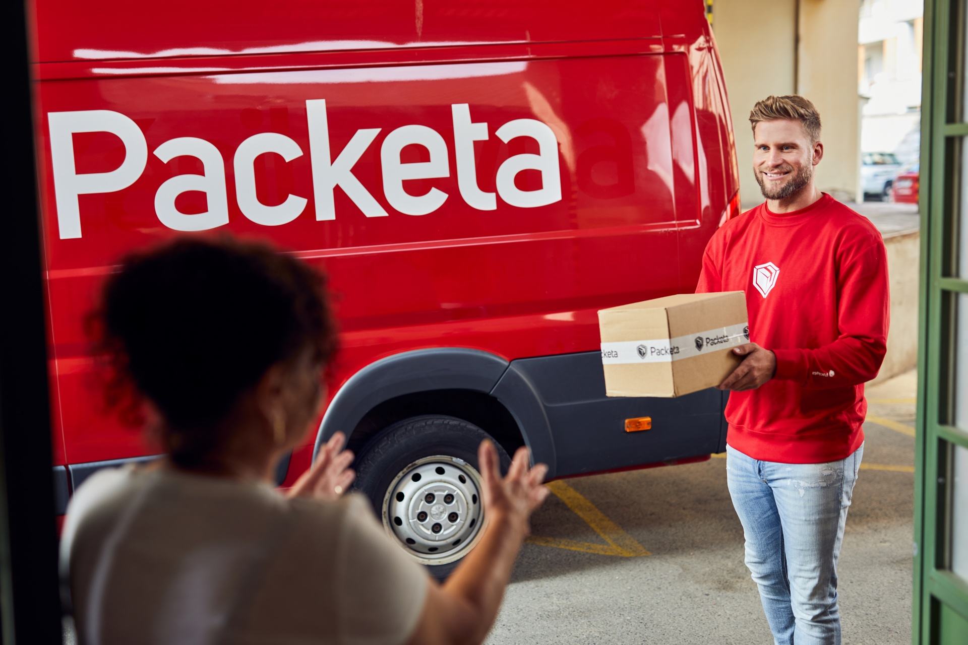 Aj tento rok môžete darovať vianočné darčeky niektorému z 1000 detí z detských domovov alebo stovke ľudí bez domova. Packeta ich doručí zadarmo