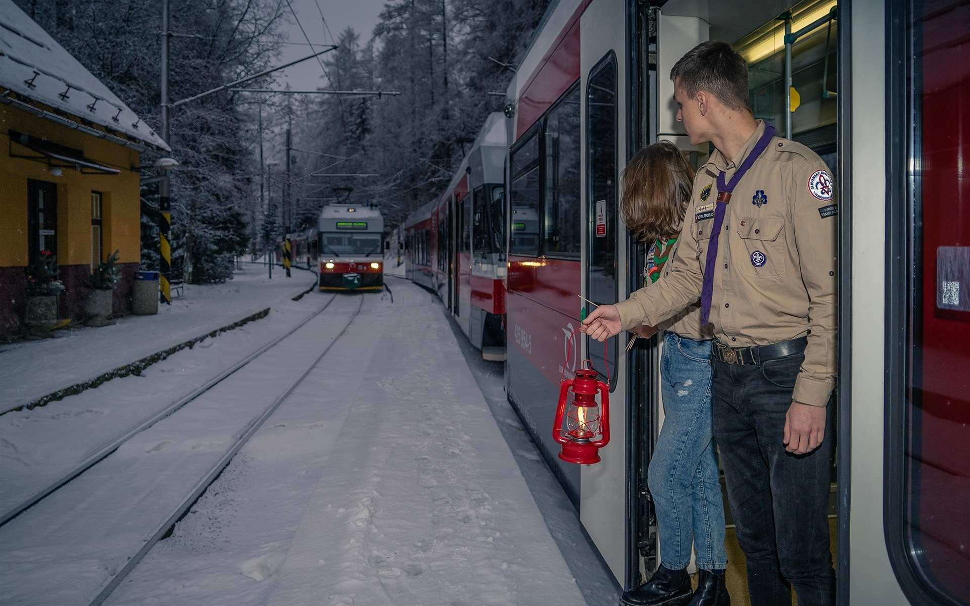 Železničné stanice rozžiari Betlehemské svetlo. V sobotu ho vlaky ZSSK privezú do 300 miest a obcí na Slovensku
