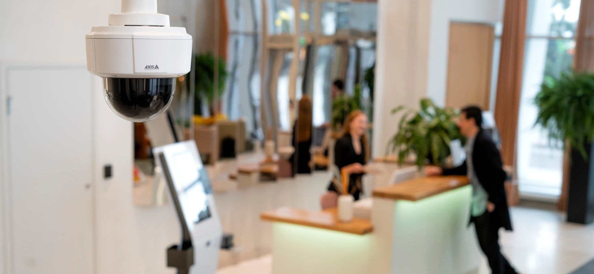 Cenovo dostupná PTZ kamera Axis na použitie v interiéri aj v exteriéri: ponúka pokročilé funkcie, 4 MPx a 10×zoom