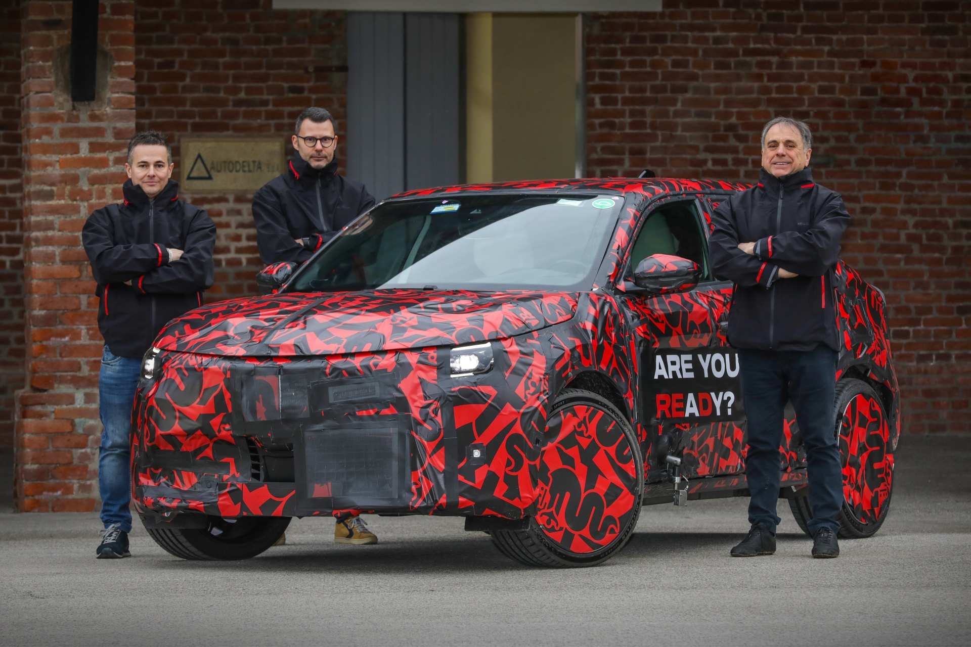 V skúšobnom areáli Balocco sa nový model Alfa Romeo Milano prebúdza k životu. Premiéru bude mať 10. apríla