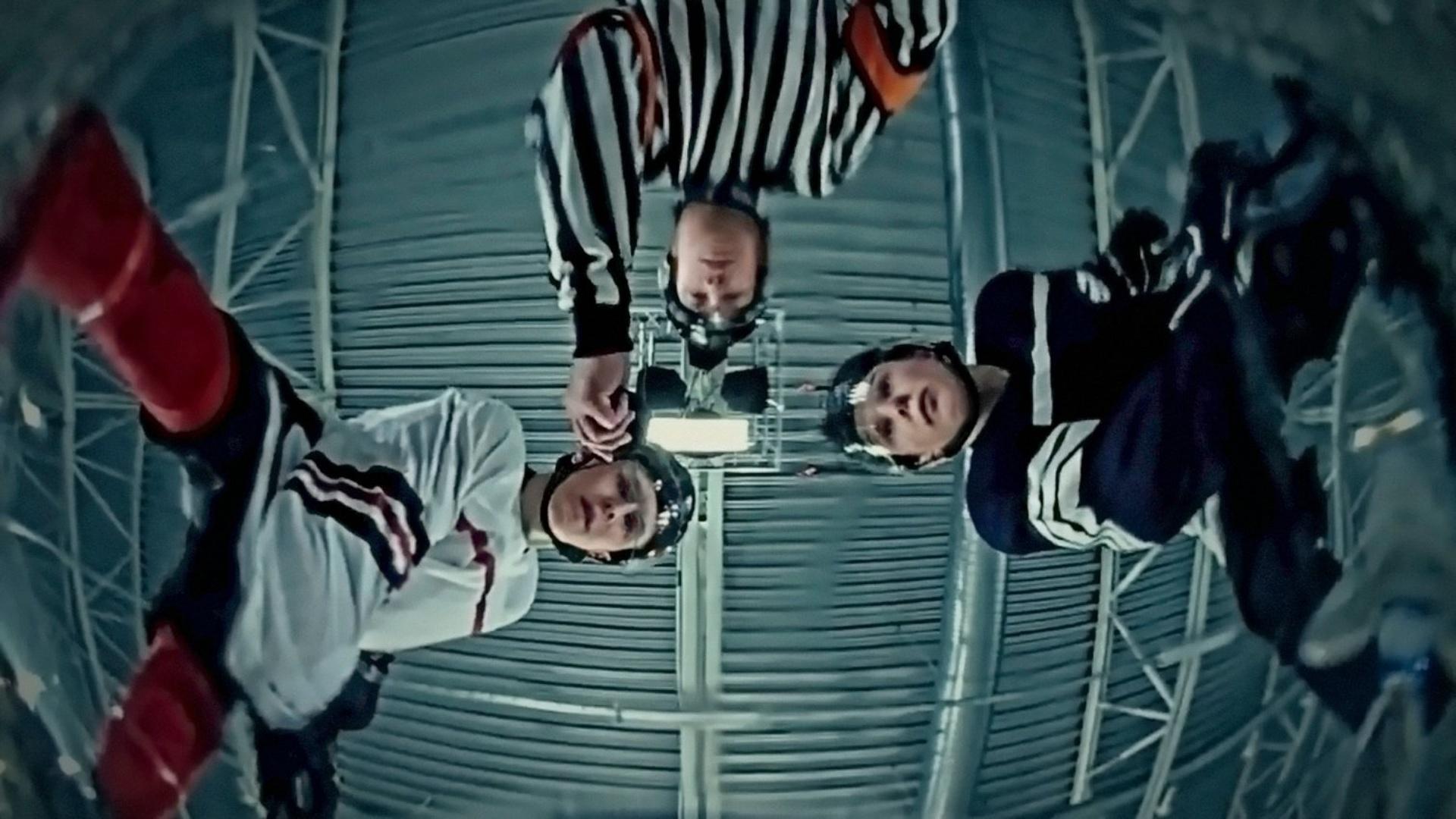 Hokej z nemožného uhla. Pozrite sa na experiment s kamerou Axis, ktorú na štadióne zamrazili do ľadu