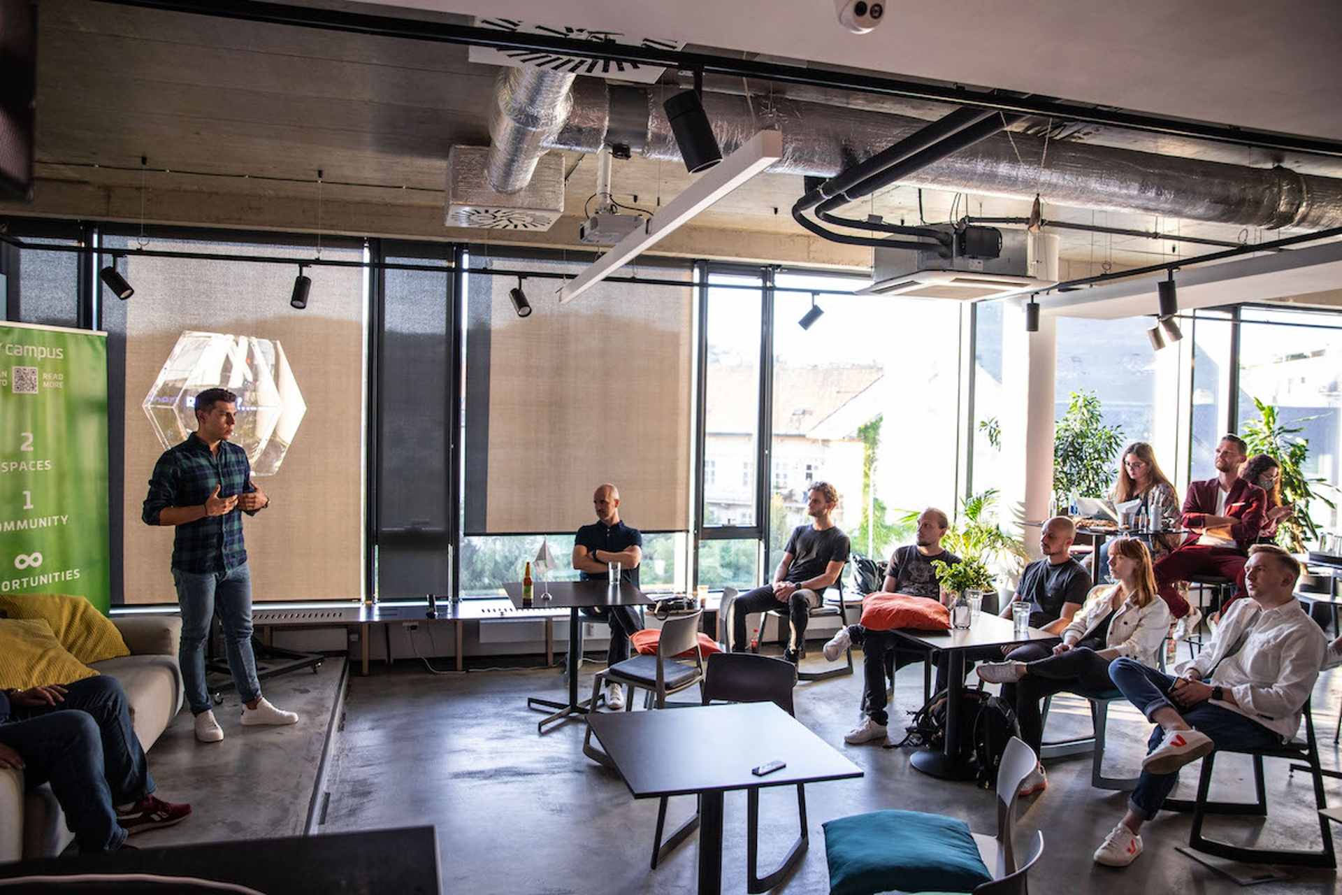 Slovenskí freelanceri a mladé startupy získajú ešte viac príležitostí na rast a vzdelávanie. Obľúbený Campus Cowork spája sily so StartuPeak