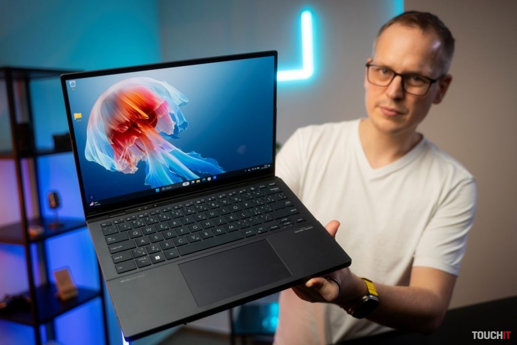 ASUS Zenbook DUO (UX8406)