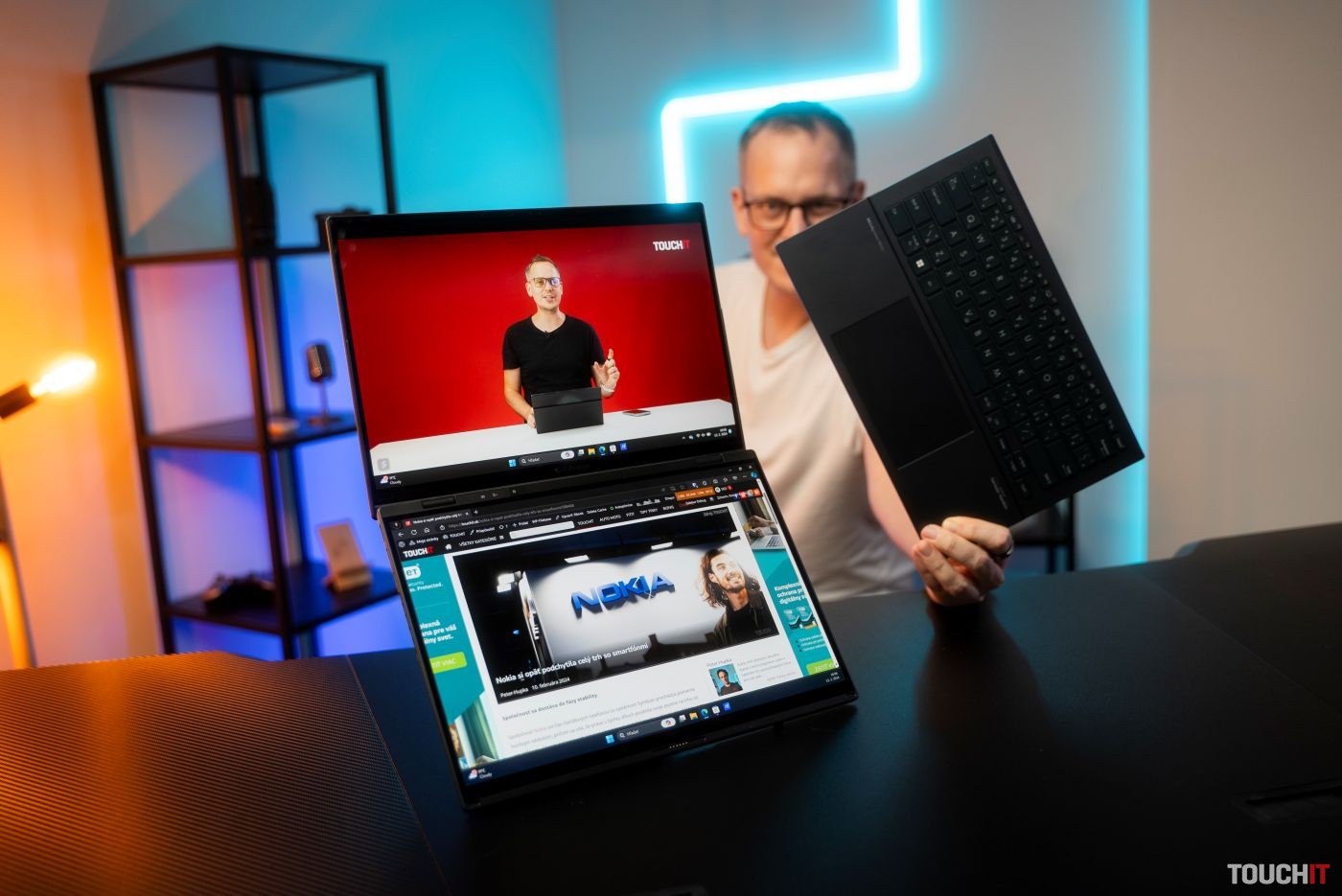 ASUS Zenbook DUO, prvý notebook na svete s dvoma 14″ OLED displejmi, je v predaji na Slovensku