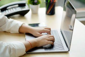 Kancelária s počítačom