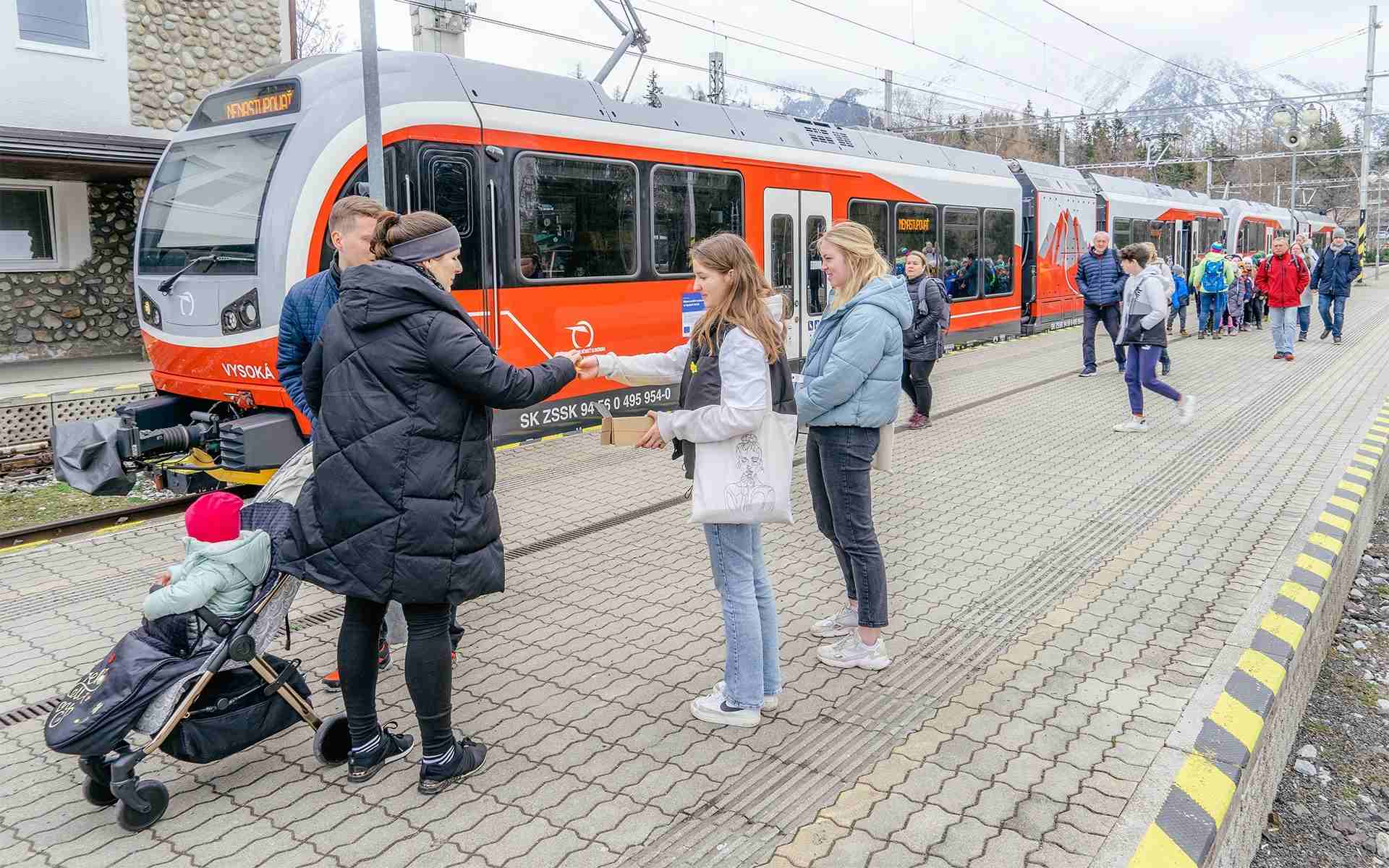 ZSSK podporí Deň narcisov v tatranských vlakoch. Pripnite si malý žltý kvietok so silným posolstvom
