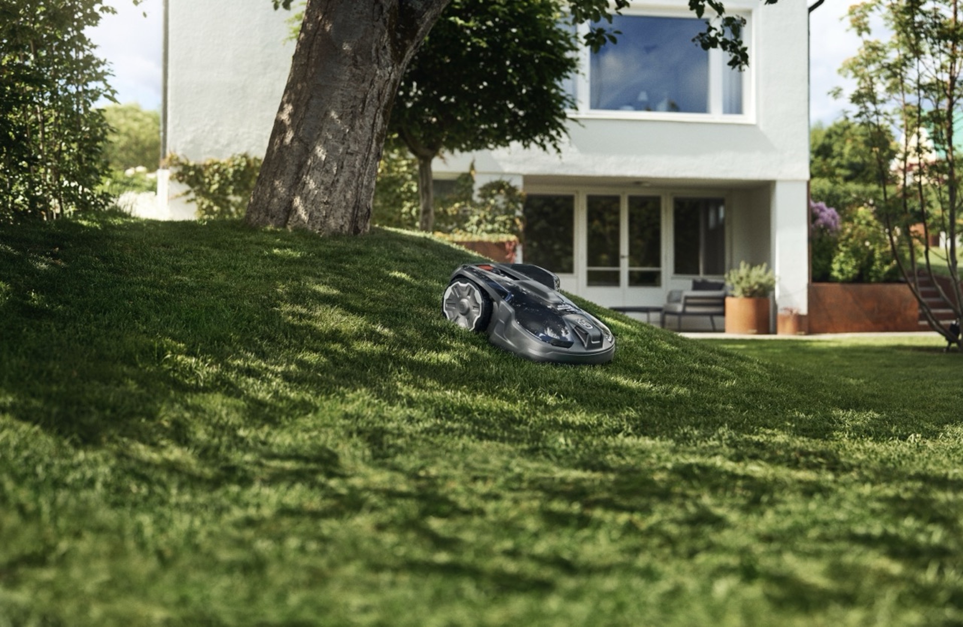 Bez limitov aj vodiacich káblov. Spoločnosť Husqvarna posilňuje sériu robotických kosačiek NERA o dva nové modely