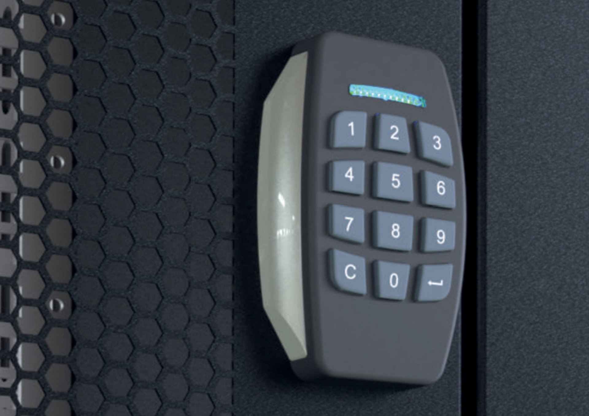 Ako lepšie zabezpečiť skrine v serverovni alebo dátovom centre? Kombináciou mechanického zámku s kódom alebo čítačkou kariet