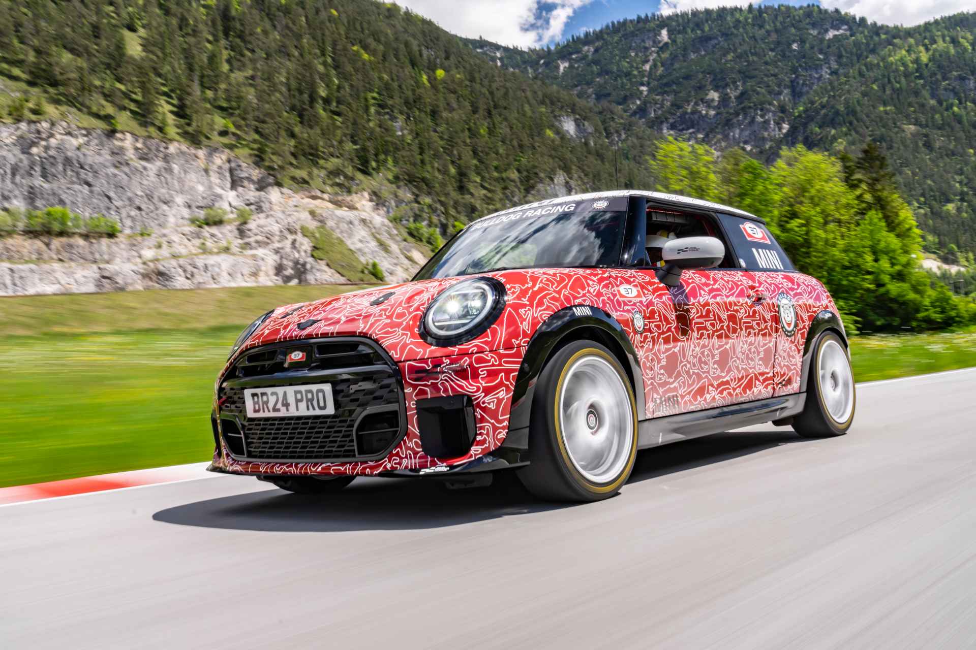 Nový model MINI John Cooper sa ešte pred svetovou premiérou predstaví na pretekoch 24 hodín Nürburgring