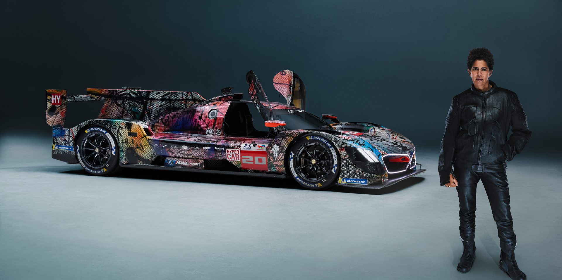 BMW Art Car od Julie Mehretu oslavuje svoju svetovú premiéru v parížskej galérii Centre Pompidou