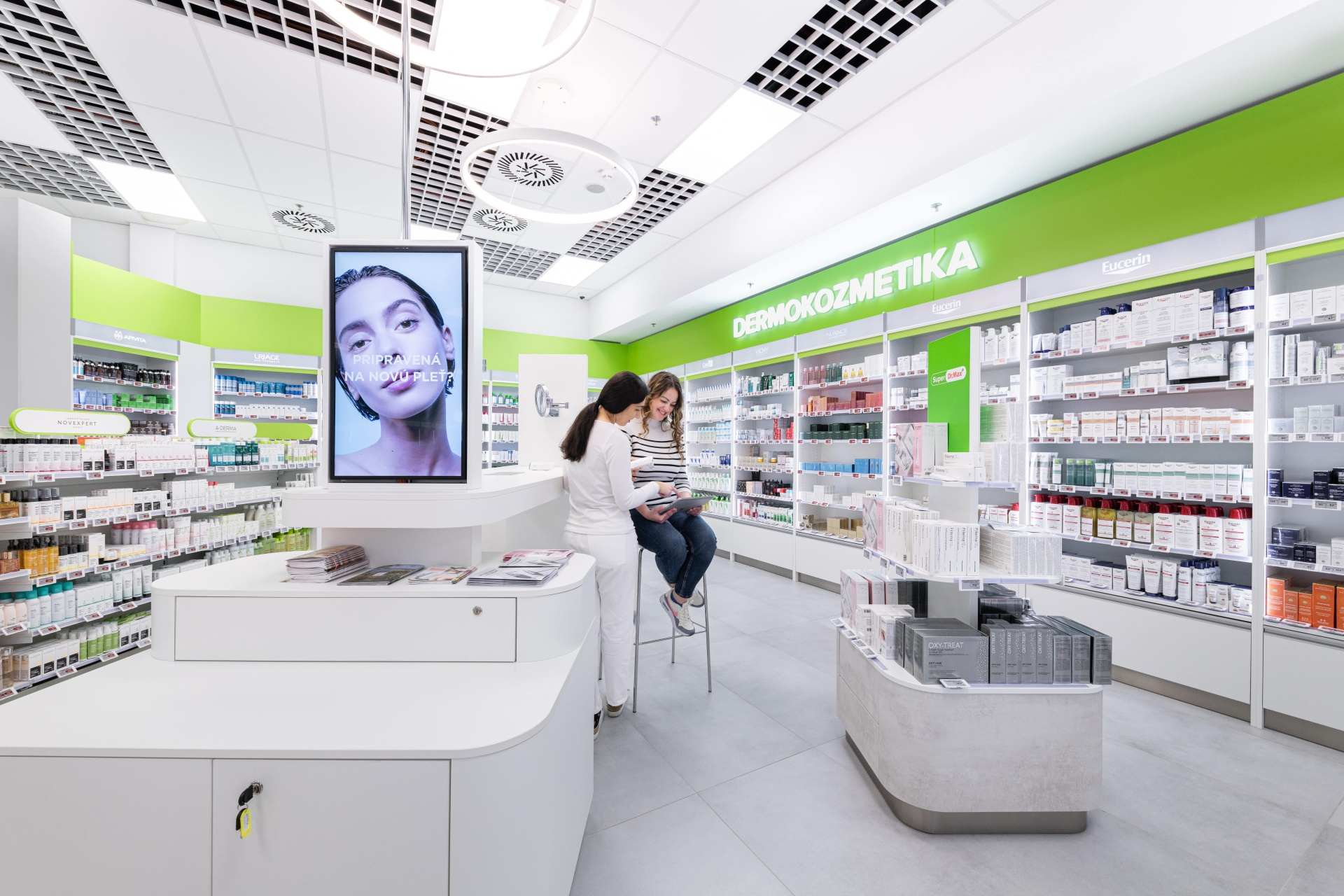 Inovatívne technológie od Samsungu zdobia najväčšiu a najmodernejšiu lekáreň siete Dr. Max