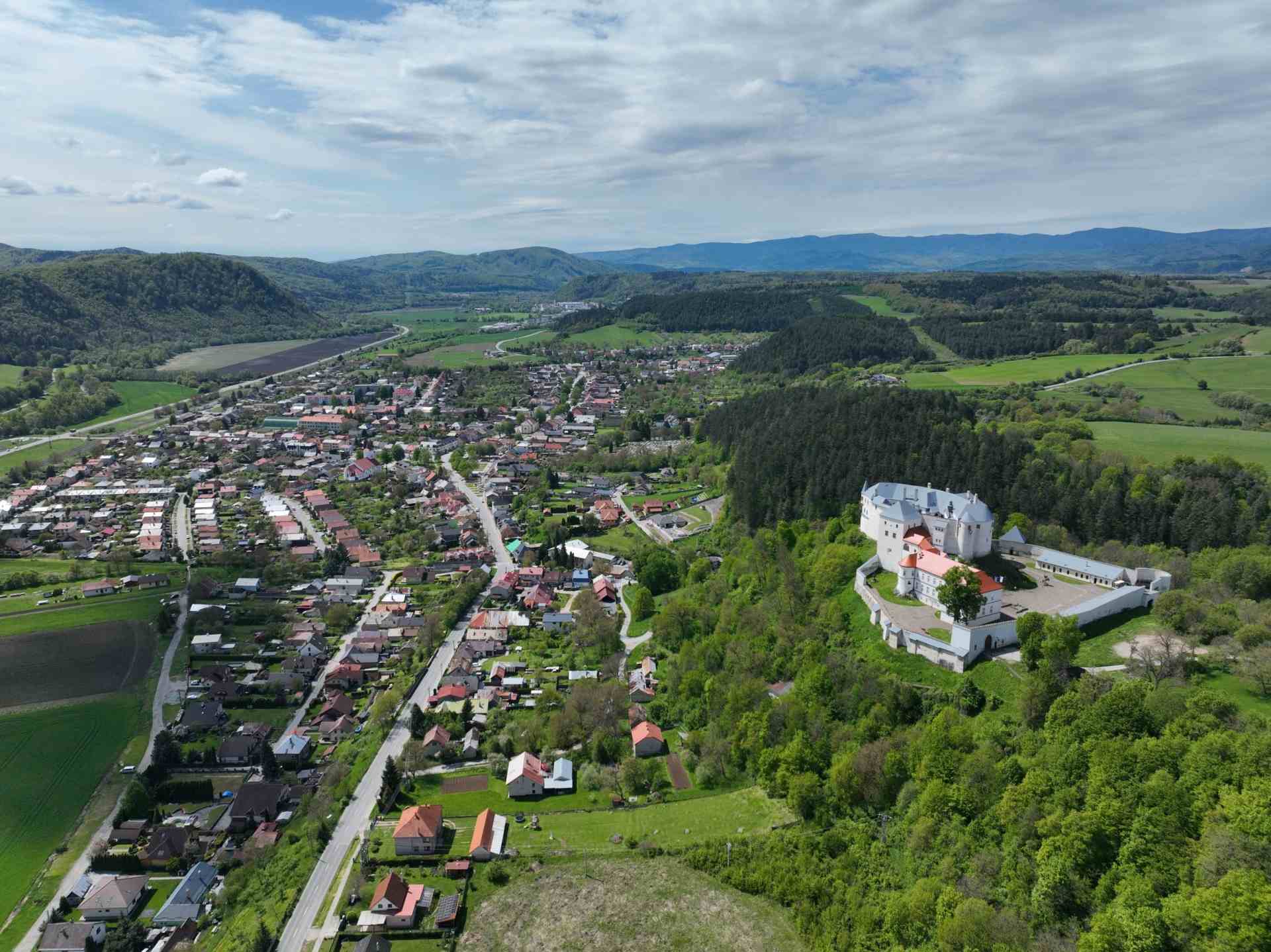 Za Banskou Bystricou začíname vytyčovať stavenisko