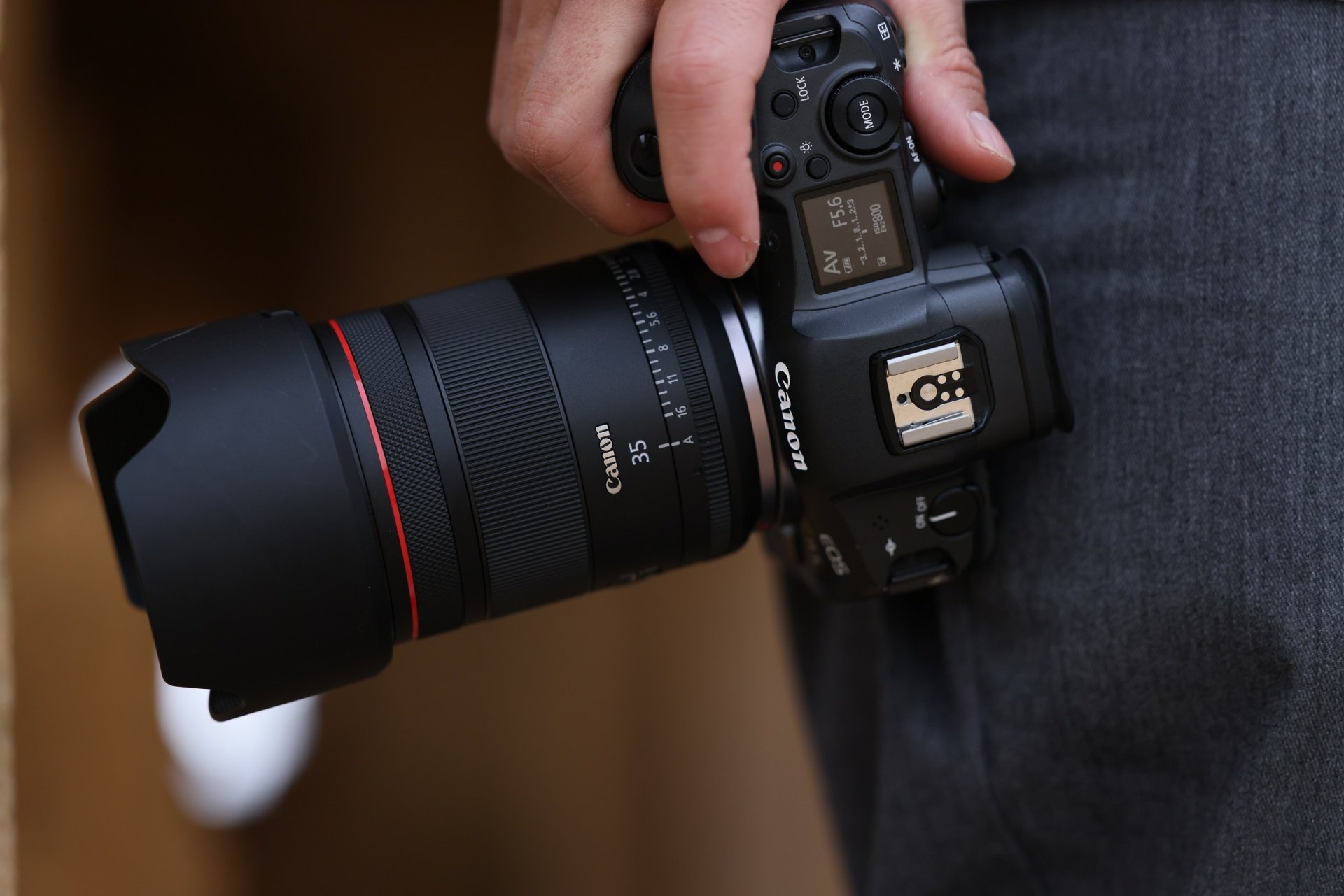 Kreativita bez komplikácií – Canon predstavuje prvý hybridný objektív svojho druhu s pevnou ohniskovou vzdialenosťou a nový blesk Speedlite