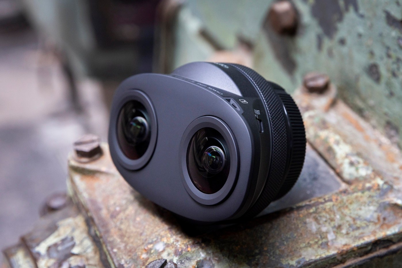 Canon rozširuje možnosti obrazového záznamu najnovším objektívom systému EOS VR – RF-S 3.9mm F3.5 STM DUAL FISHEYE