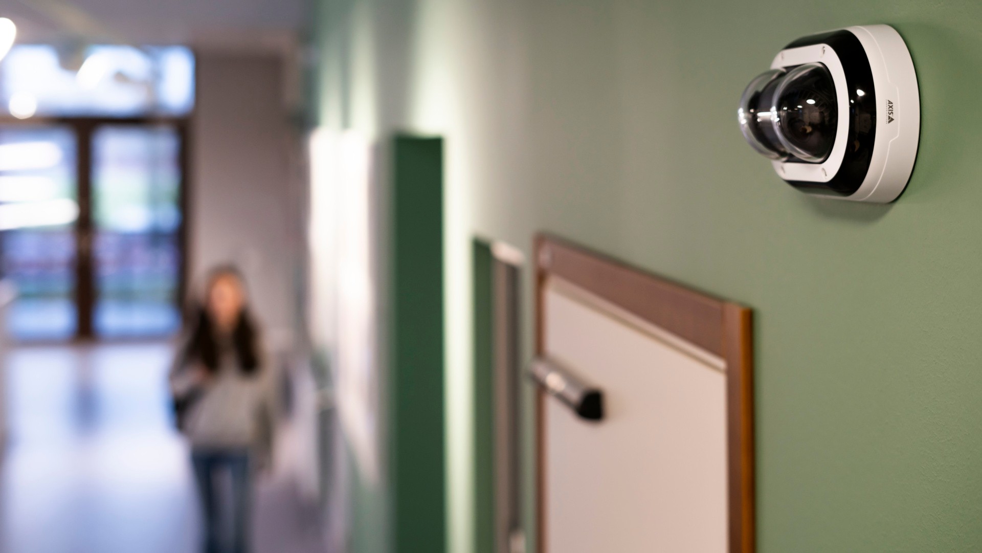 Nová kamera Axis s tvarom „arašidu“ má dva 4K senzory s 30 fps a podporu AI analytiky