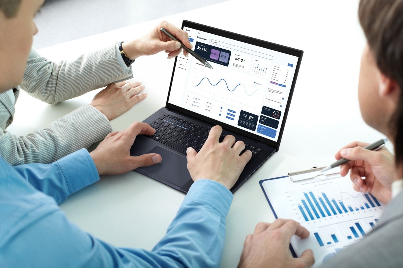 ASUS spustil predaj firemného notebooku ExpertBook B5