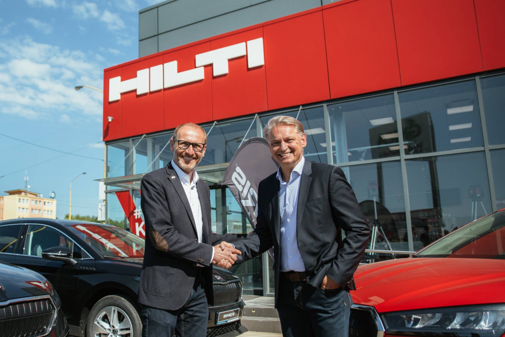 Hilti na Slovensku prechádza na elektromobilitu. Firemnú flotilu posilní ďalších 15 vozidiel Škoda Enyaq