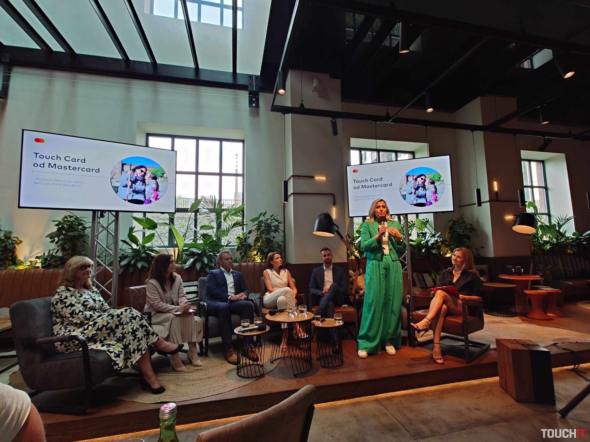 Prieskum Mastercard: Tretina zákazníkov využíva pri nakupovaní na internete digitálne peňaženky. Prekáža im neustále odpisovanie čísla karty