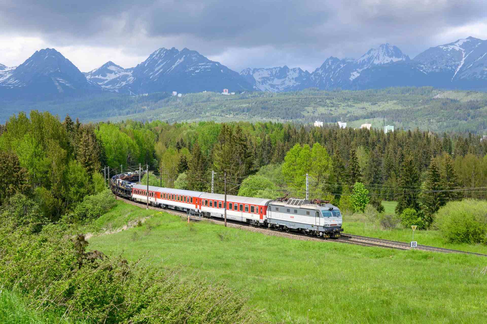 Poďte #vlakom na výlet a odfoťte najkrajšie letné zábery. Nezmeškajte 3. kolo súťaže ZSSKvelé zábery