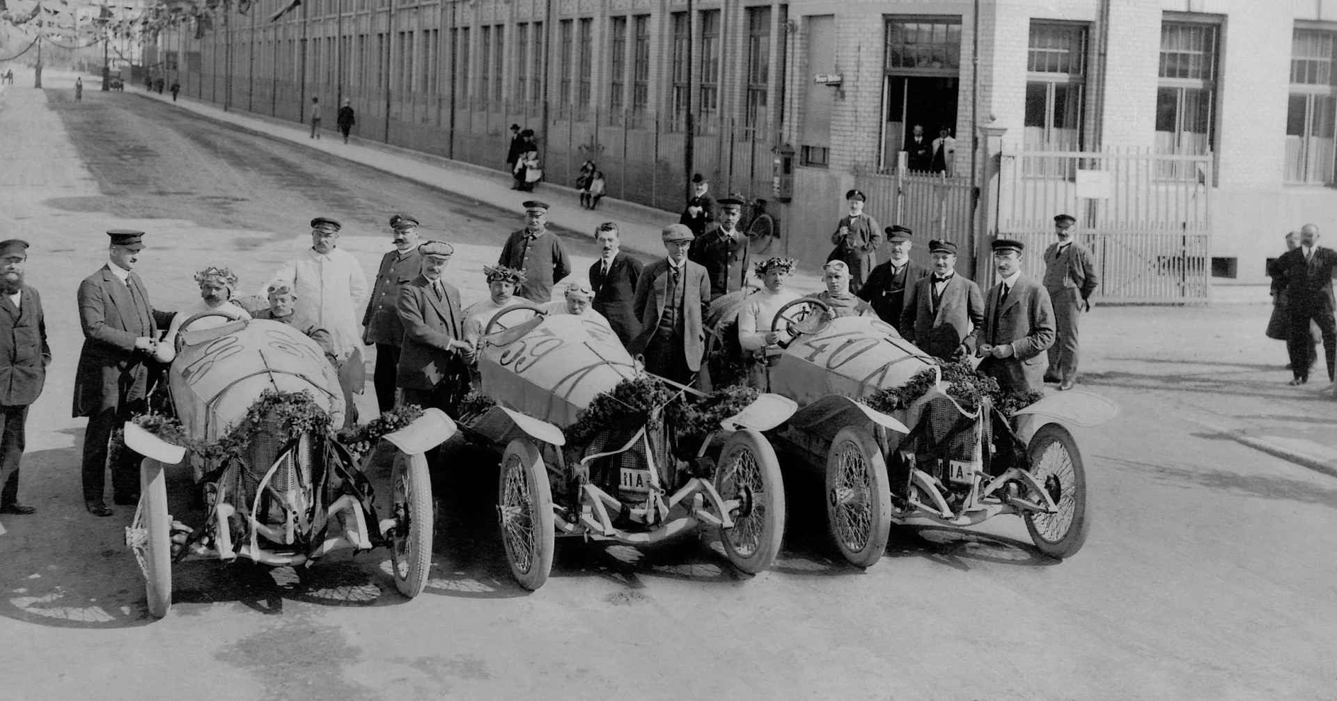 Mercedes-Benz oslavuje 130 rokov svojho pôsobenia v motoristickom športe: veľké množstvo výročí v roku 2024 a rozšírený digitálny archív venovaný motoristickému športu