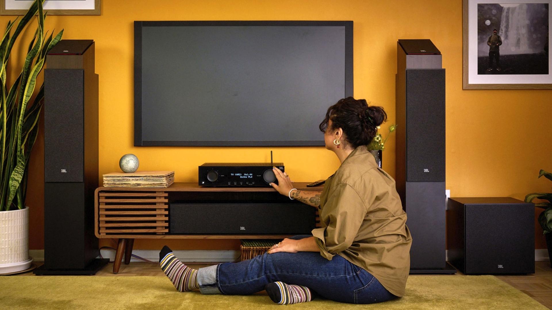 JBL má nové AV receivery a reproduktory sľubujúcí zážitok z kinosálov