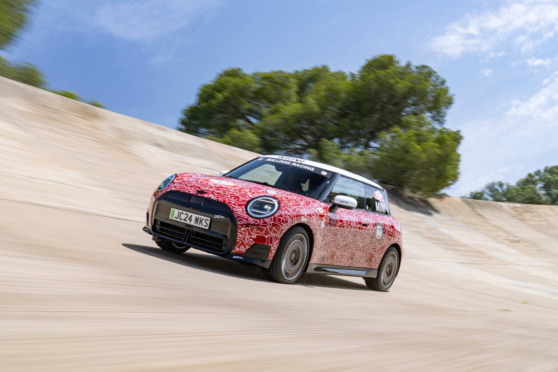 Prvý elektrický model MINI John Cooper Works sa ešte pred svetovou premiérou predstaví na festivale Goodwood Festival of Speed