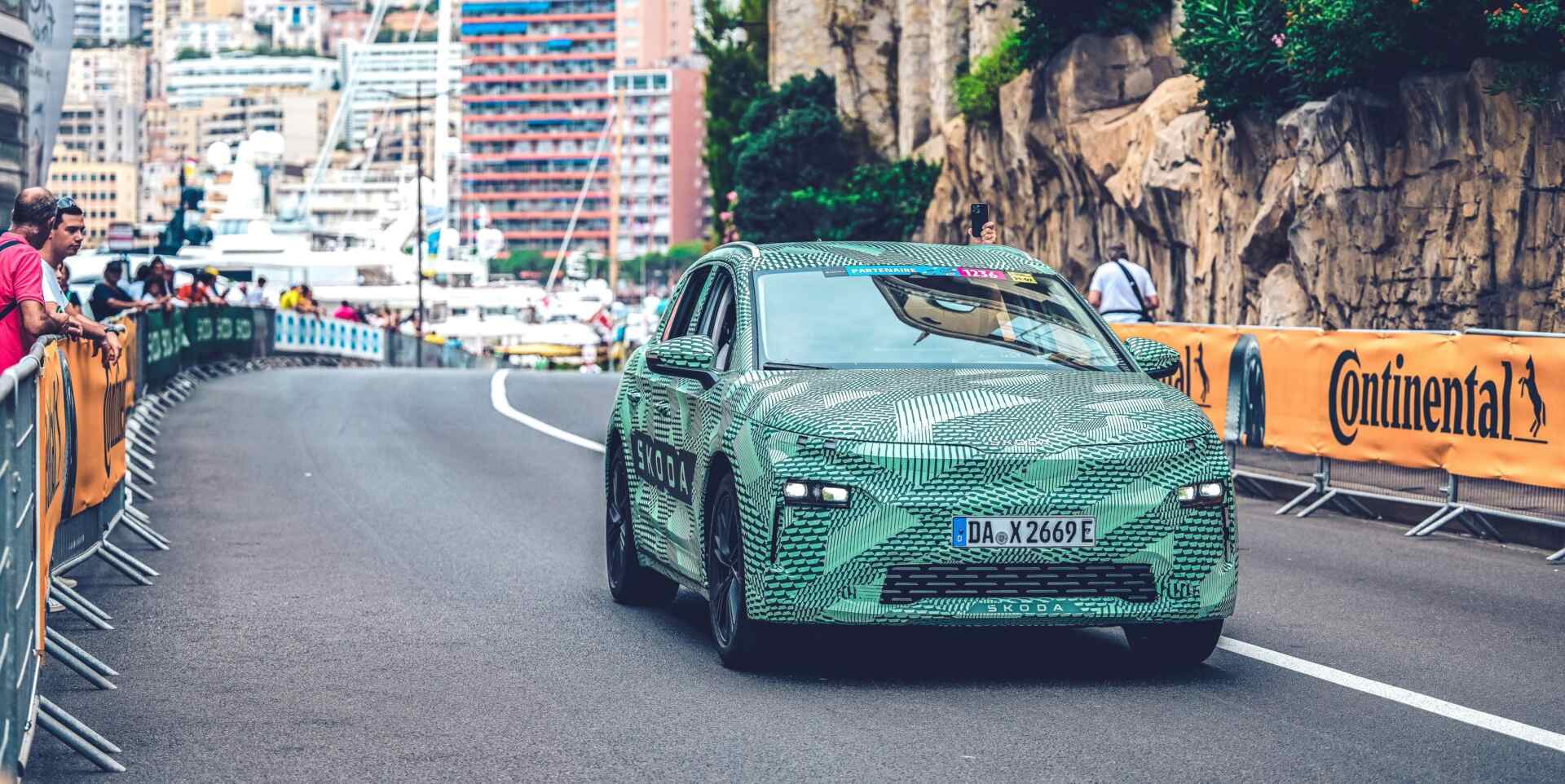 Maskovaná Škoda Elroq súčasťou záverečnej etapy tohtoročnej Tour de France, víťazom sa stal Tadej Pogačar