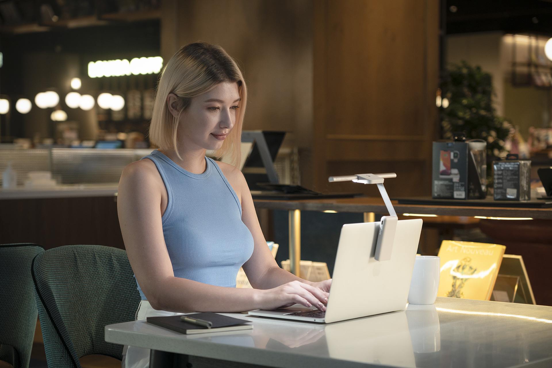 Starosť BenQ o zrak používateľov sa zhmotnila do prídavných svetiel k monitorom a notebookom