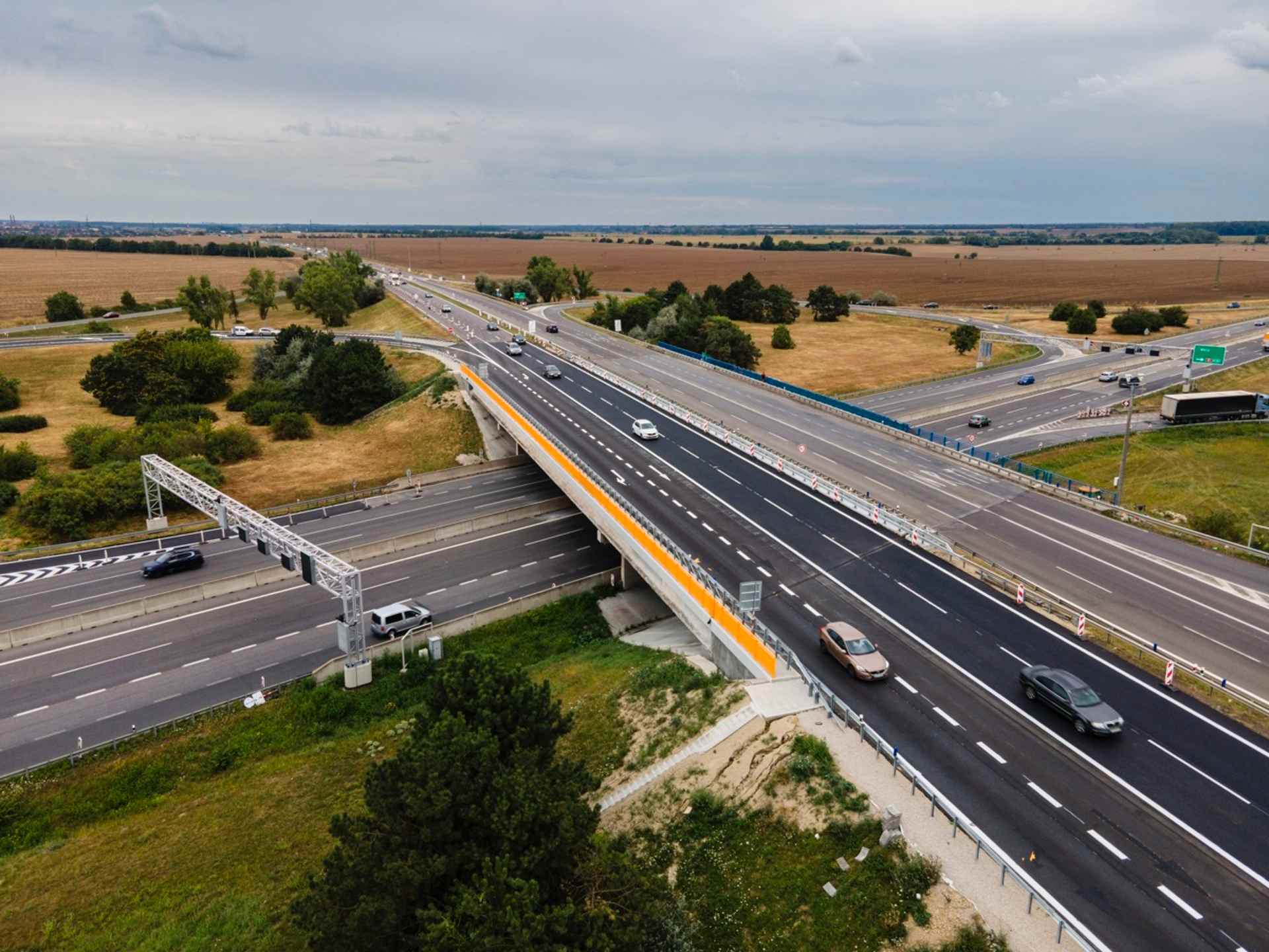 NDS: Ľavá polovica mostu D1/R1 pri Trnave je úspešne opravená