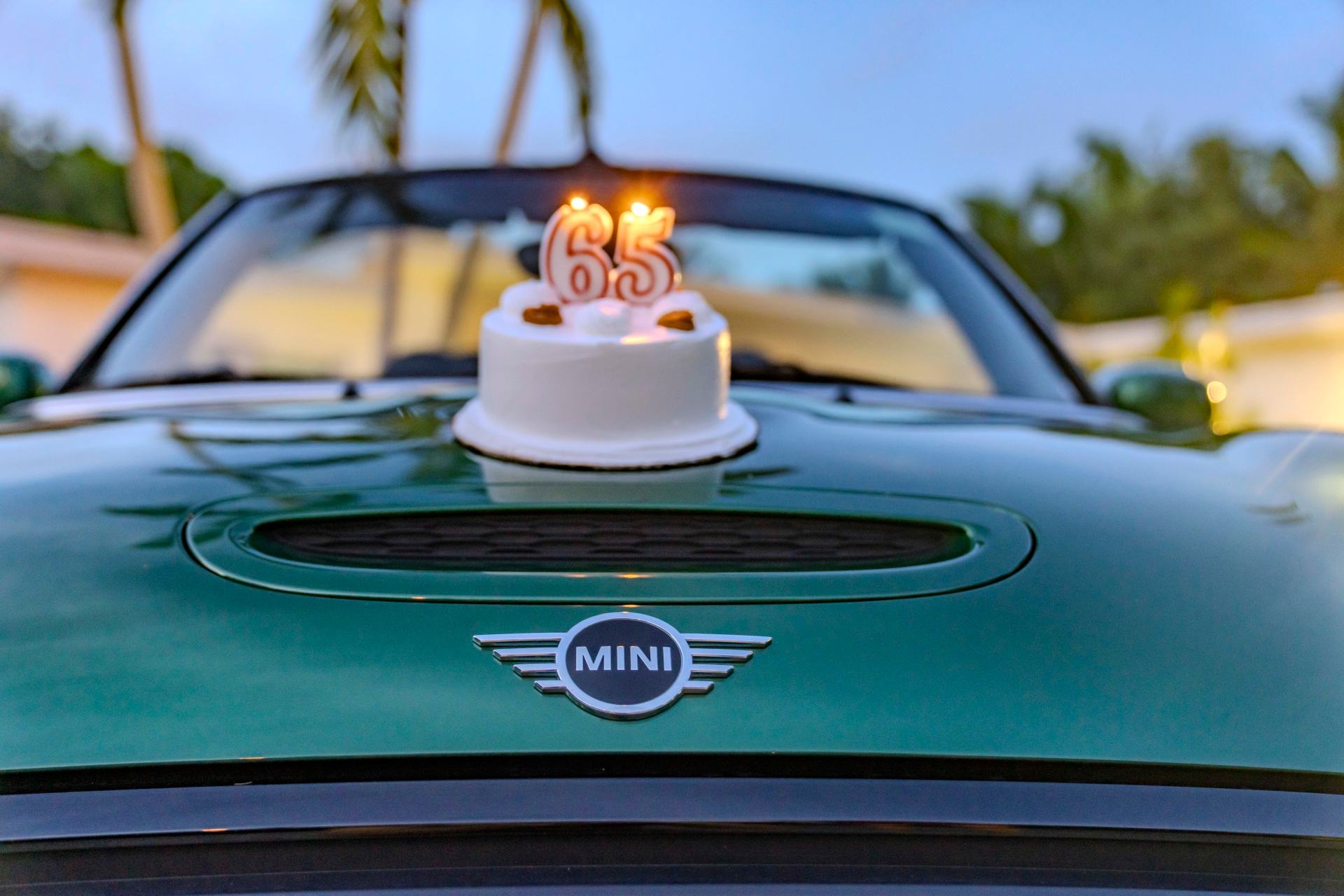 Happy Birthday MINI: MINI práve dnes oslavuje 65 rokov ikonickej inovácie a pretekárskeho dedičstva