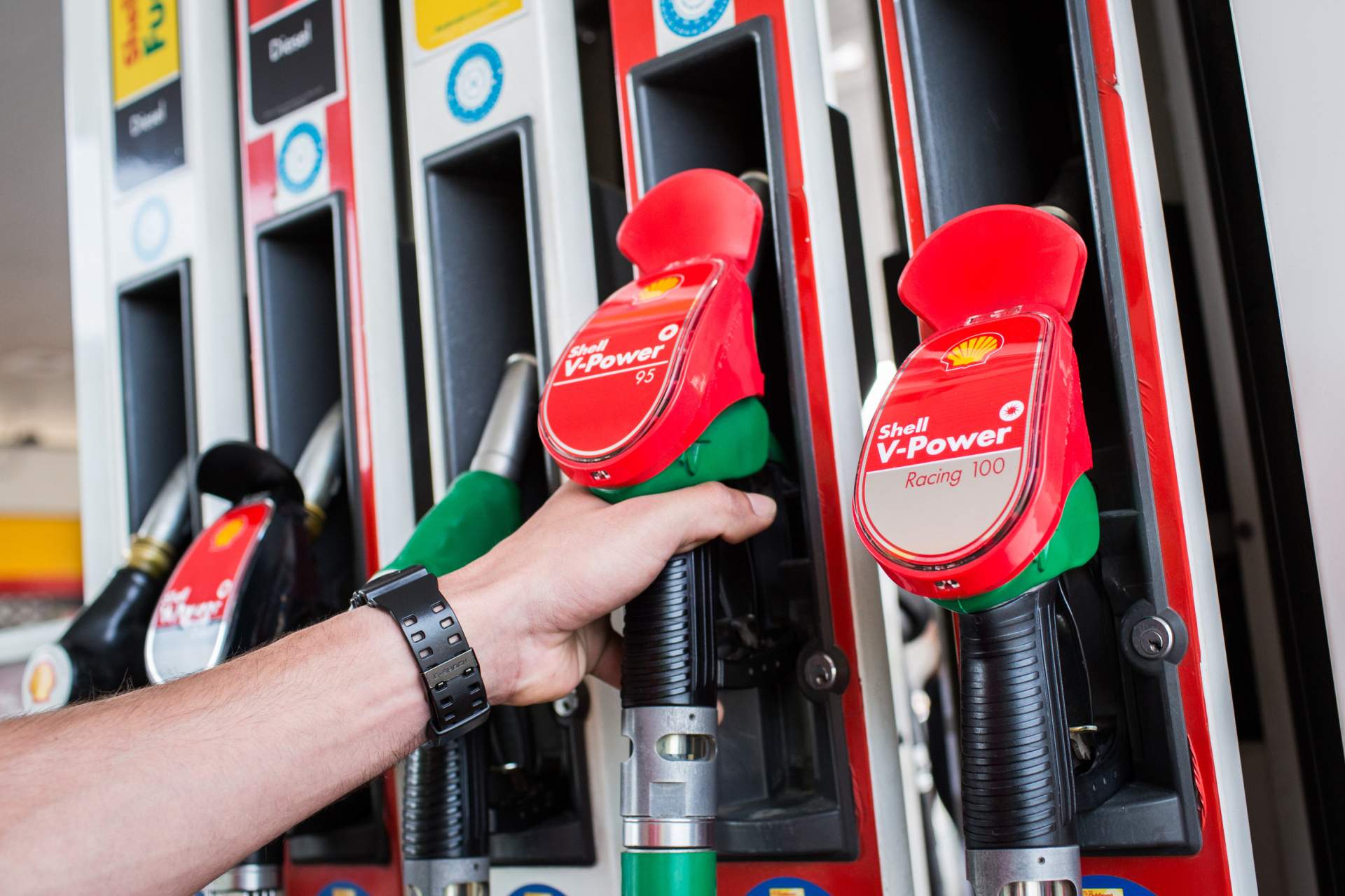 Vozový park Slovákov starne: aj starším autám však vrátia výkon prémiové palivá