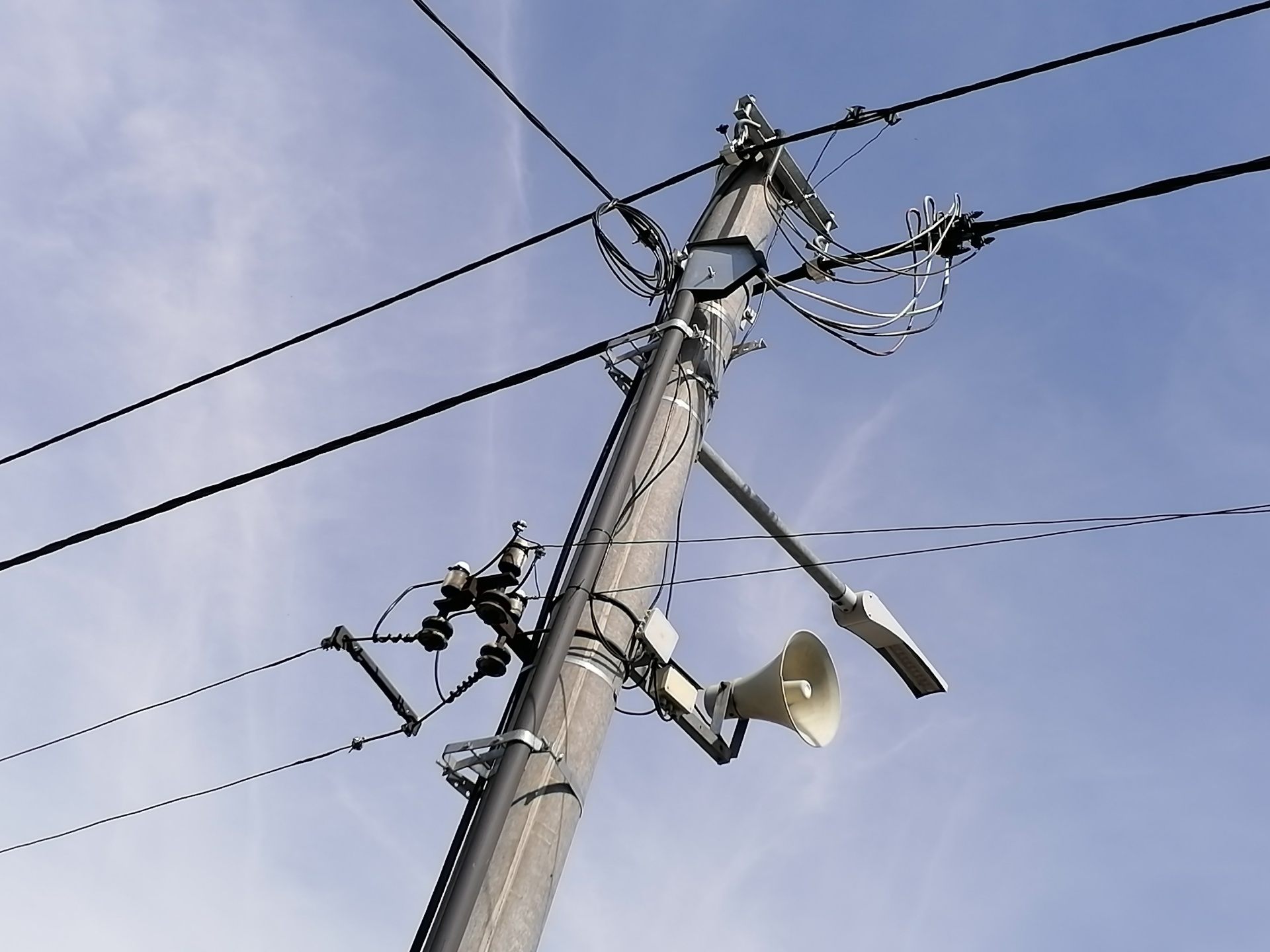 Je budovanie optiky na elektrických stĺpoch príležitosť alebo hrozba?