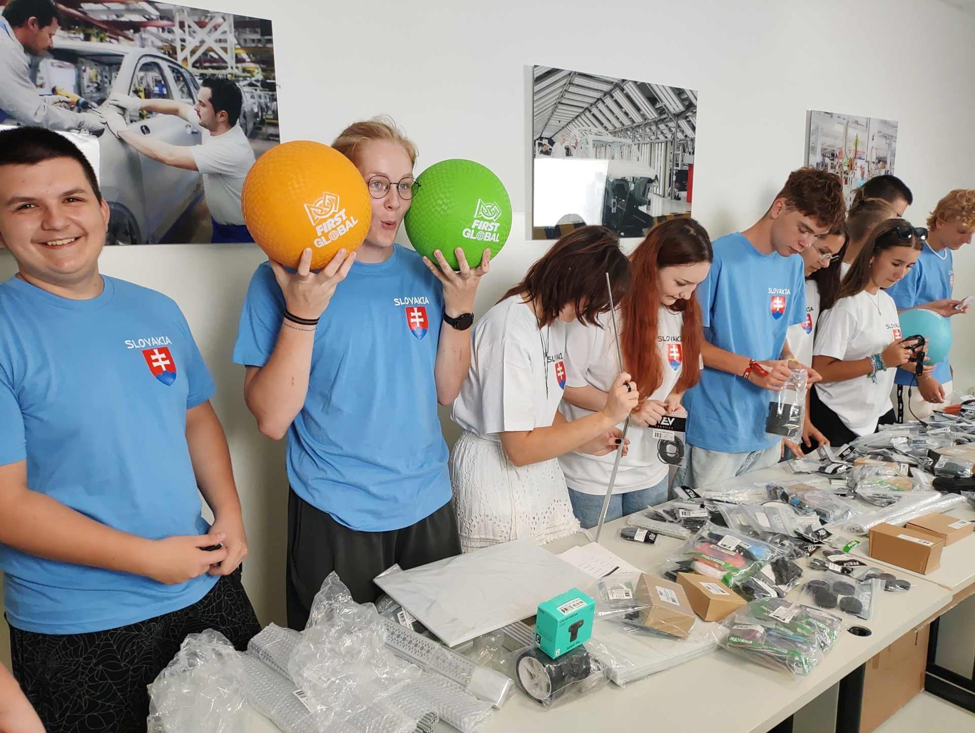 Slovenský robot zostrojený stredoškolákmi bude súťažiť na svetovej súťaži FIRST Global v Aténach