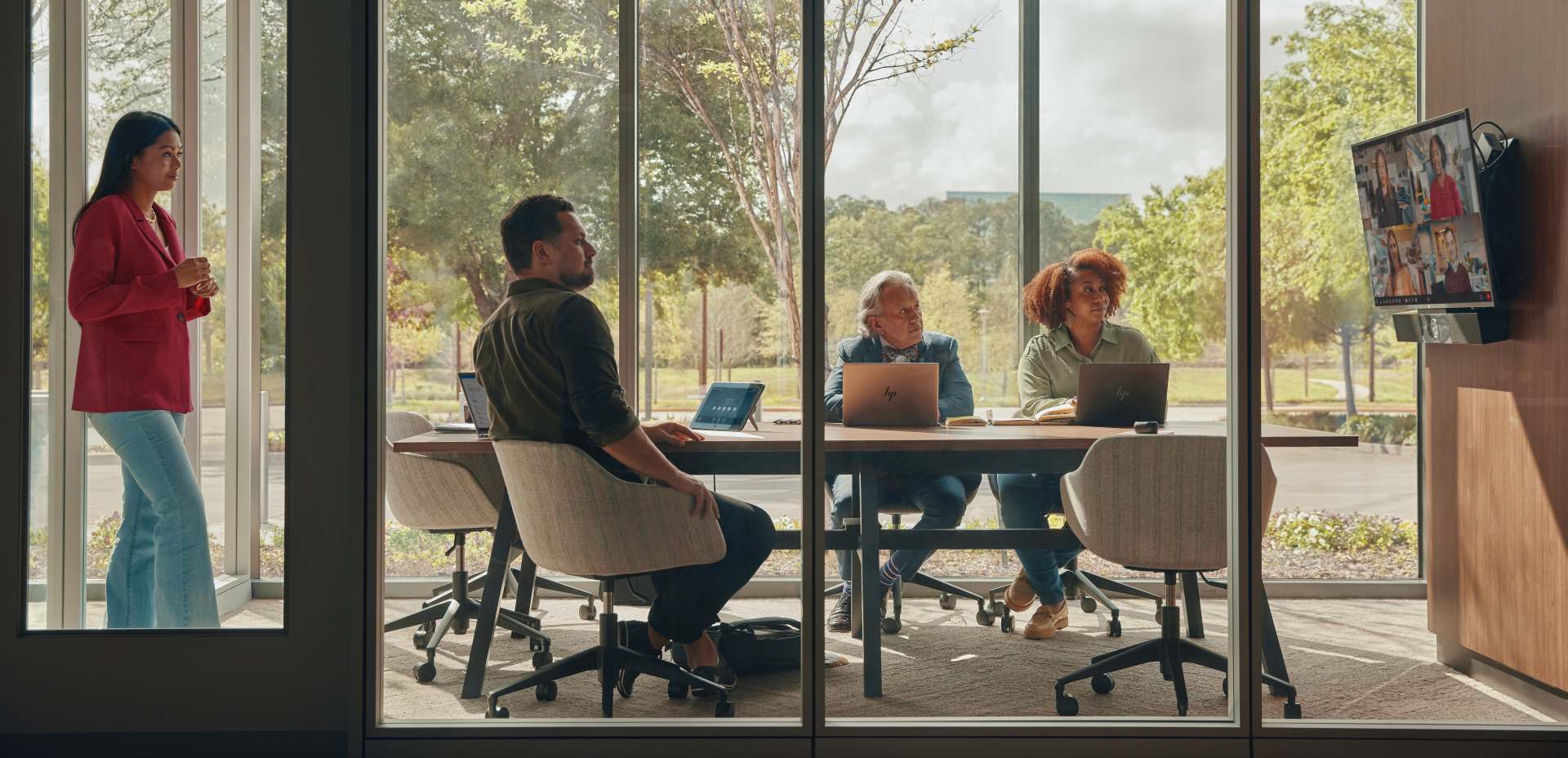 Ženy vo vedení si veria viac a používanie umelej inteligencie zlepšuje prístup k práci