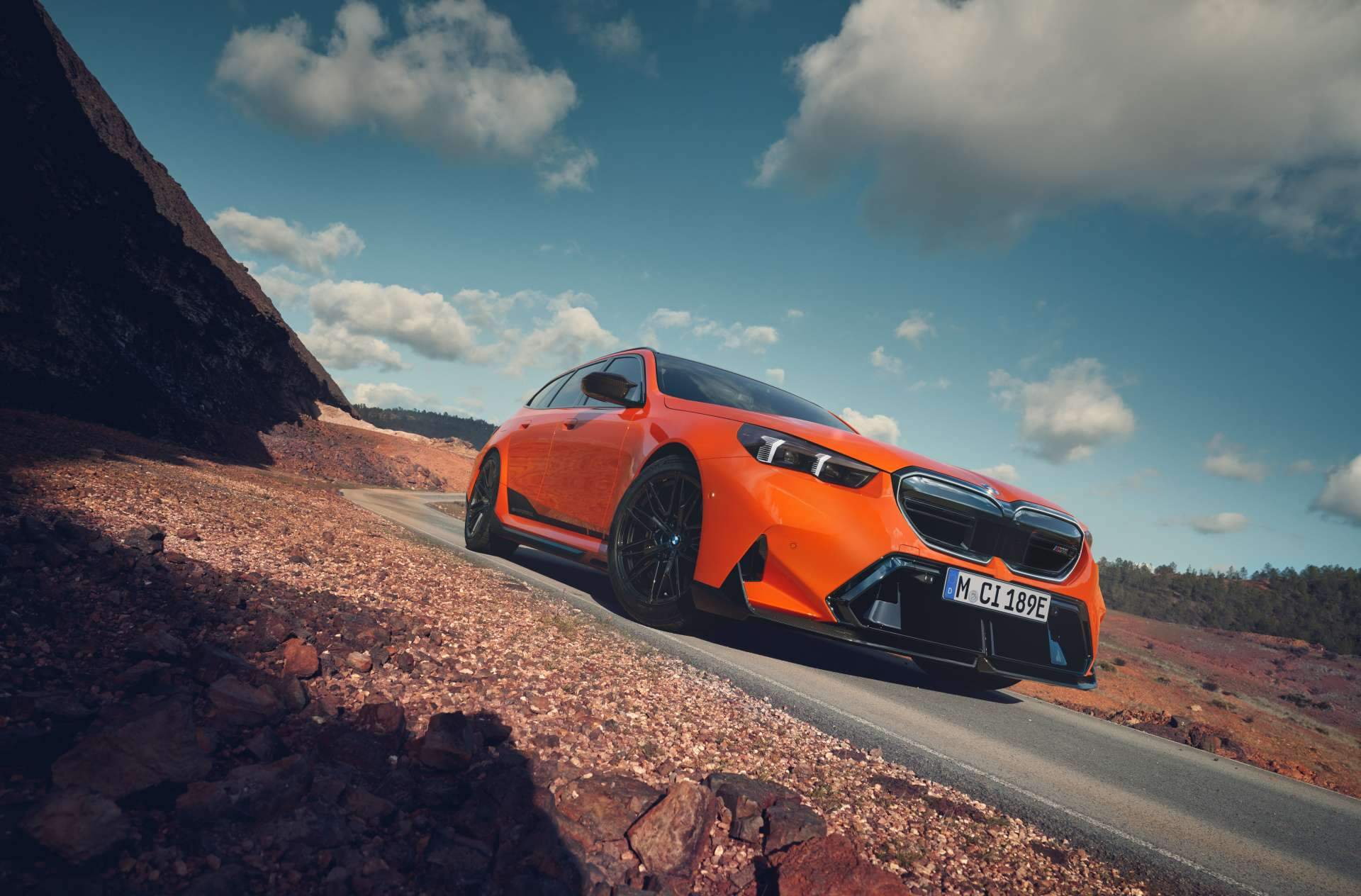 Exkluzívne extra detaily zvyšujú športovú príťažlivosť: BMW M Performance Parts pre nový model BMW M5 Touring