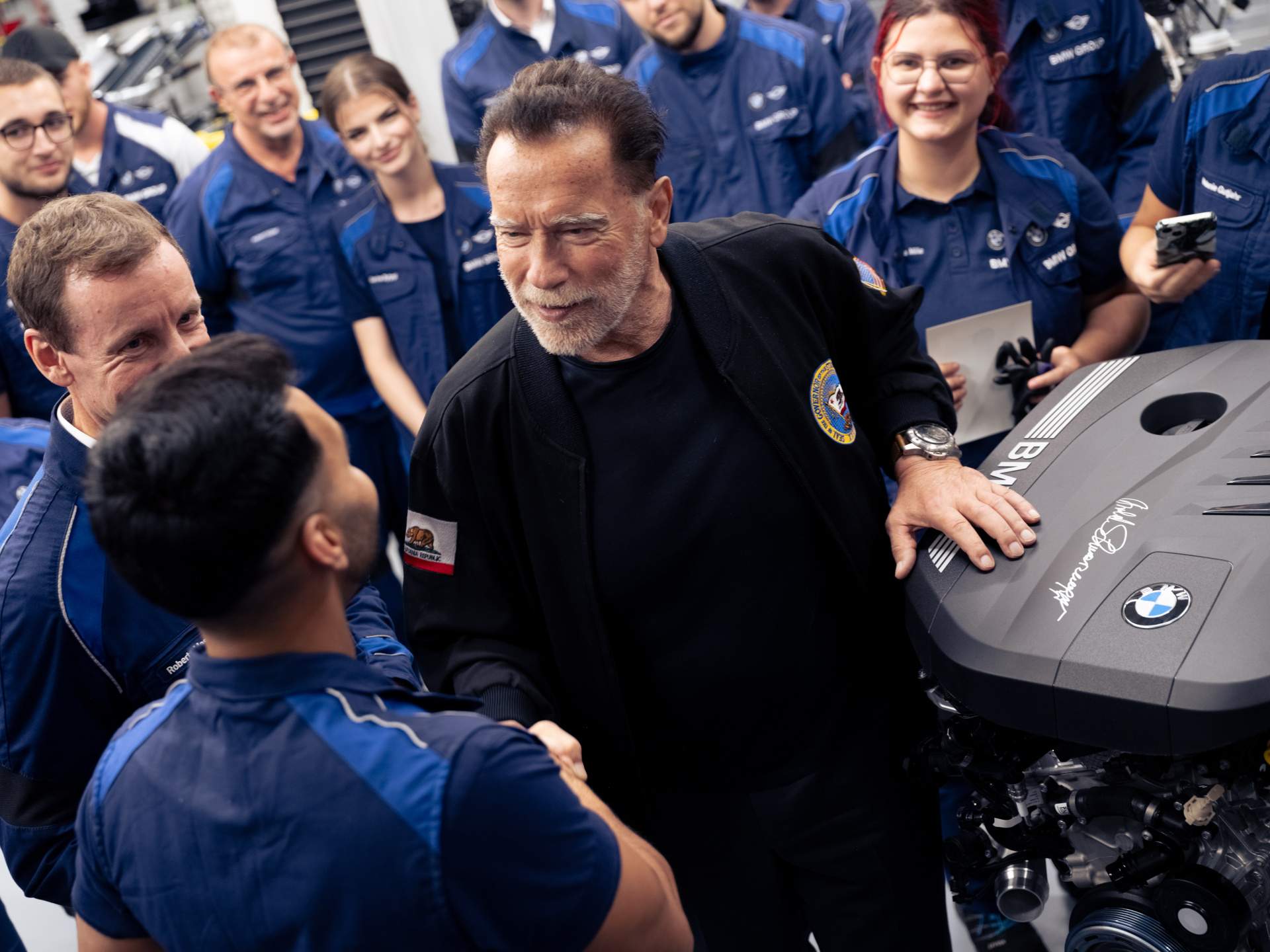 Arnold Schwarzenegger a člen predstavenstva BMW vykonali symbolické prepnutie energie – závod BMW Group Steyr mení dodávateľa energie