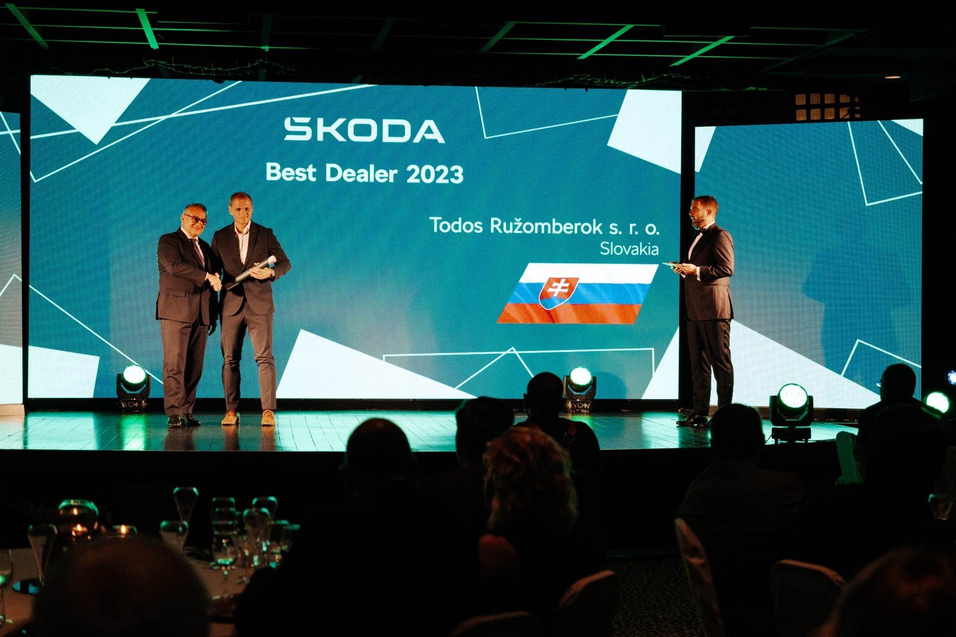 Aktuálne najlepší predajca značky Škoda na Slovensku si prevzal ocenenie od predstaviteľov automobilky