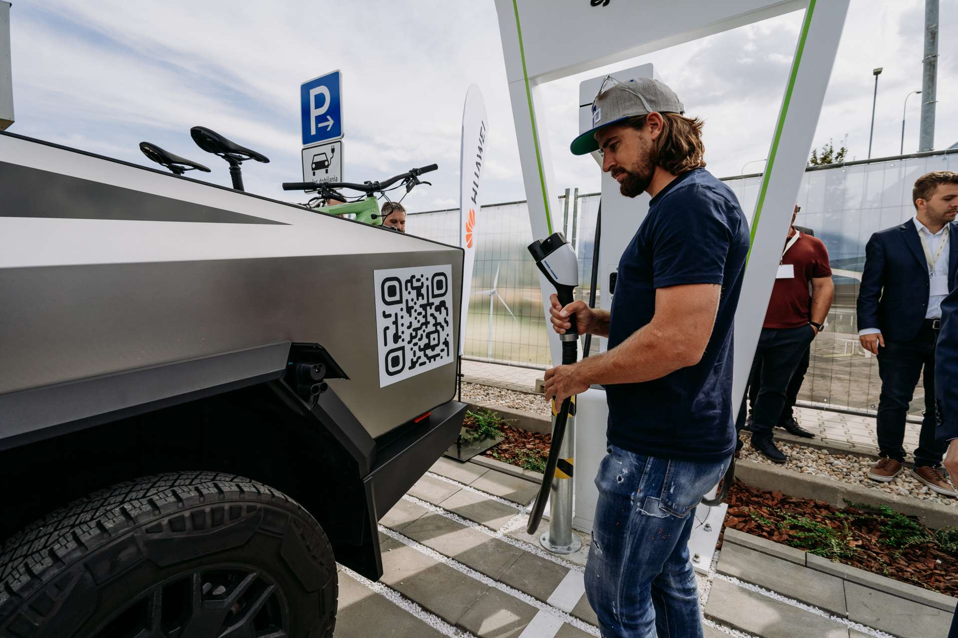 ejoin otvoril najvýkonnejší nabíjací HUB a vytvoril svetový rekord za prítomnosti Tesla Cybertruck a Petra Sagana