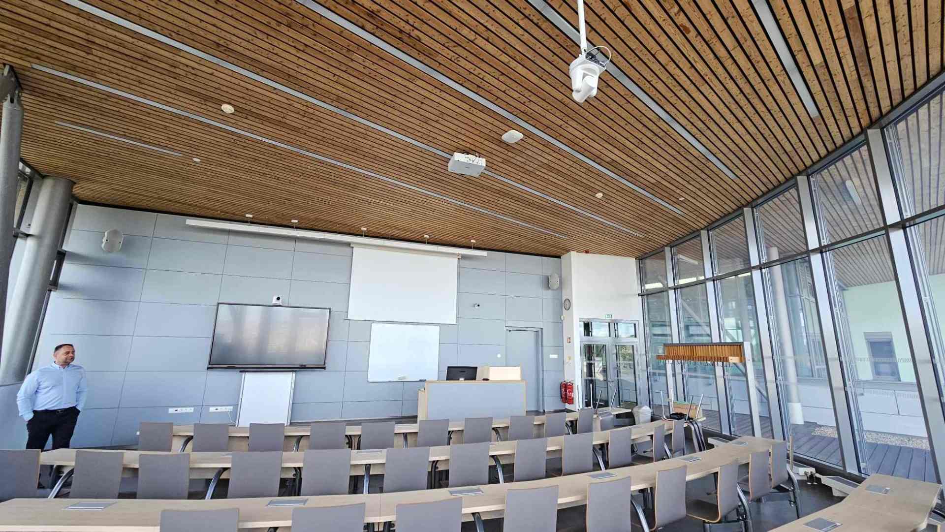 Hybridní výuka na Mendelovej univerzite v Brne je výrazne jednoduchšie vďaka 68 PTZ kamerám Panasonic