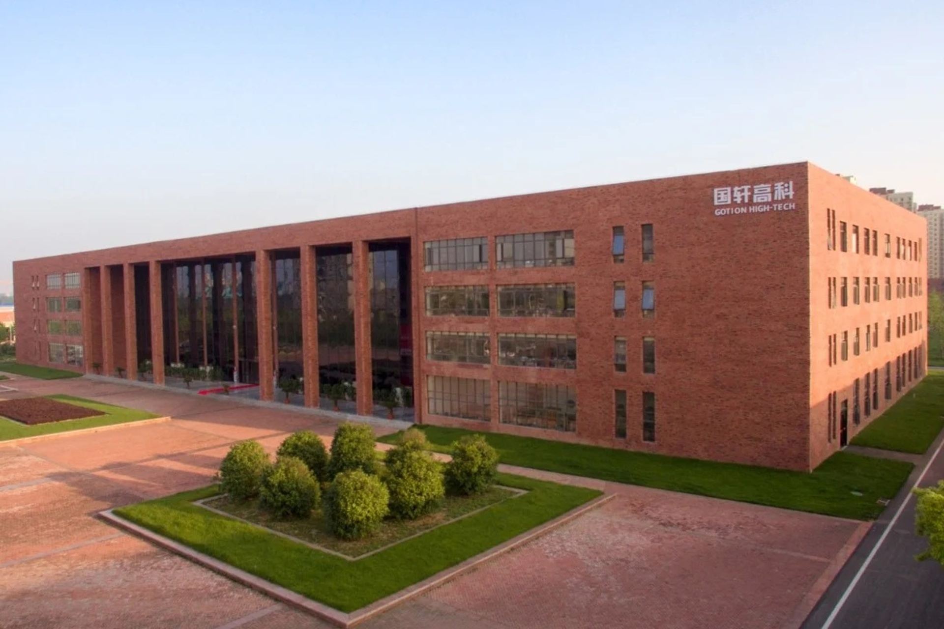 Začiatok prípravných prác na pozemkoch pre budúci závod v Šuranoch