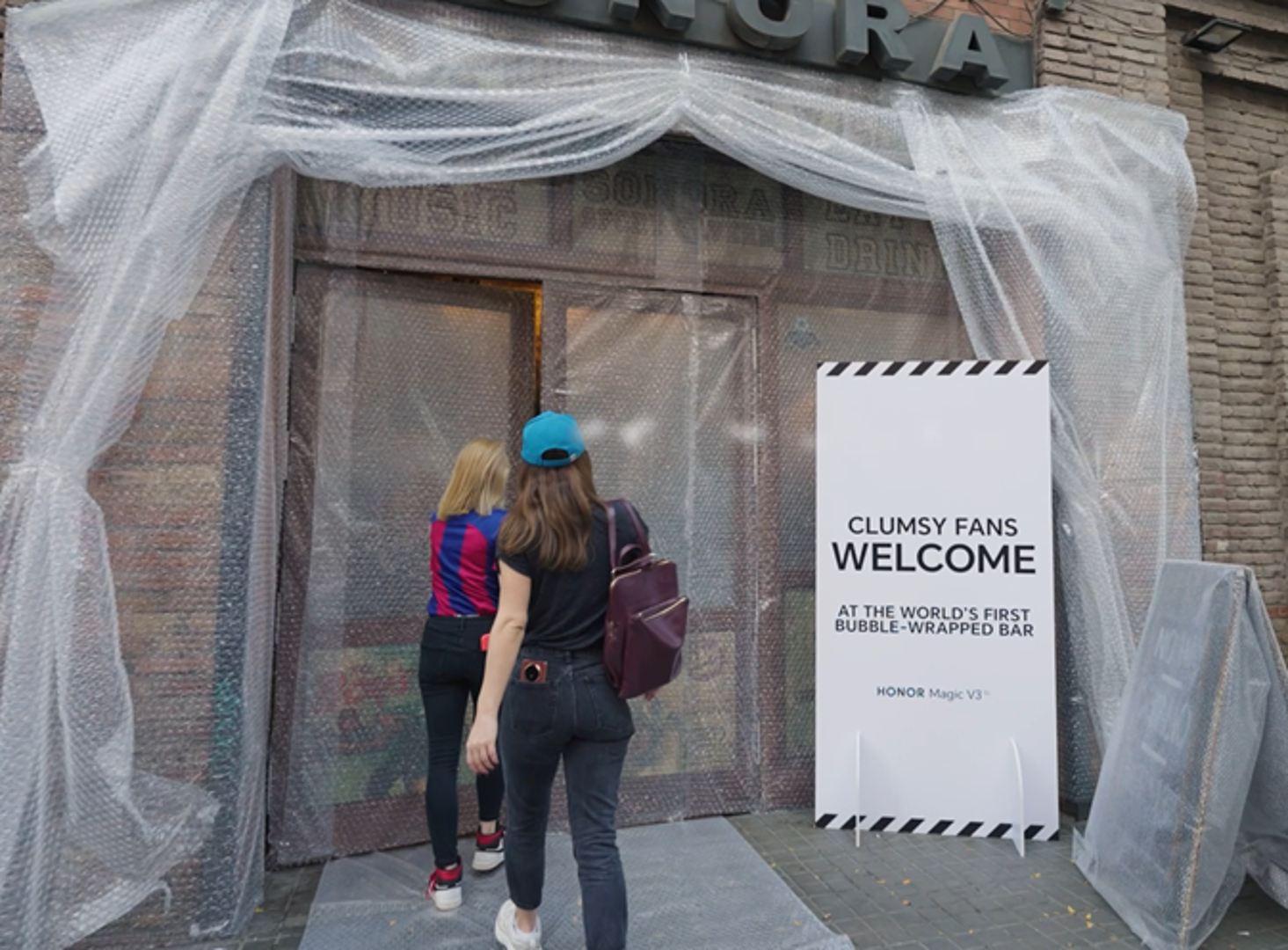 Futbalových fanúšikov Barcelony prekvapil bar zabalený v bublinkovej fólii